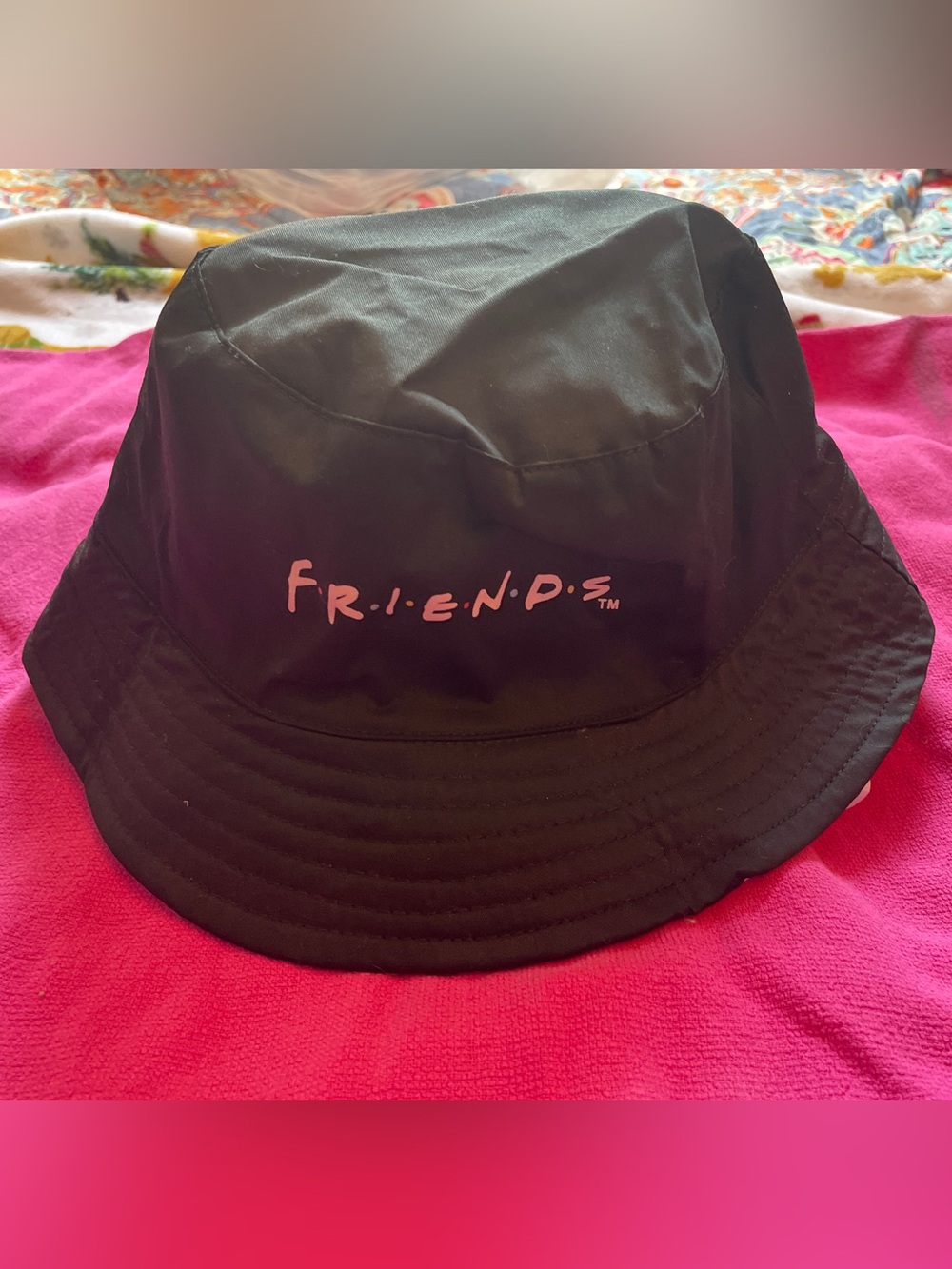 FRIENDS White & Black Sketch Print Bucket Hat